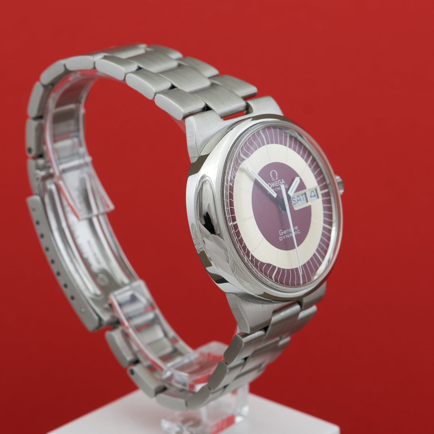 Pre-owned Omega Dynamic red